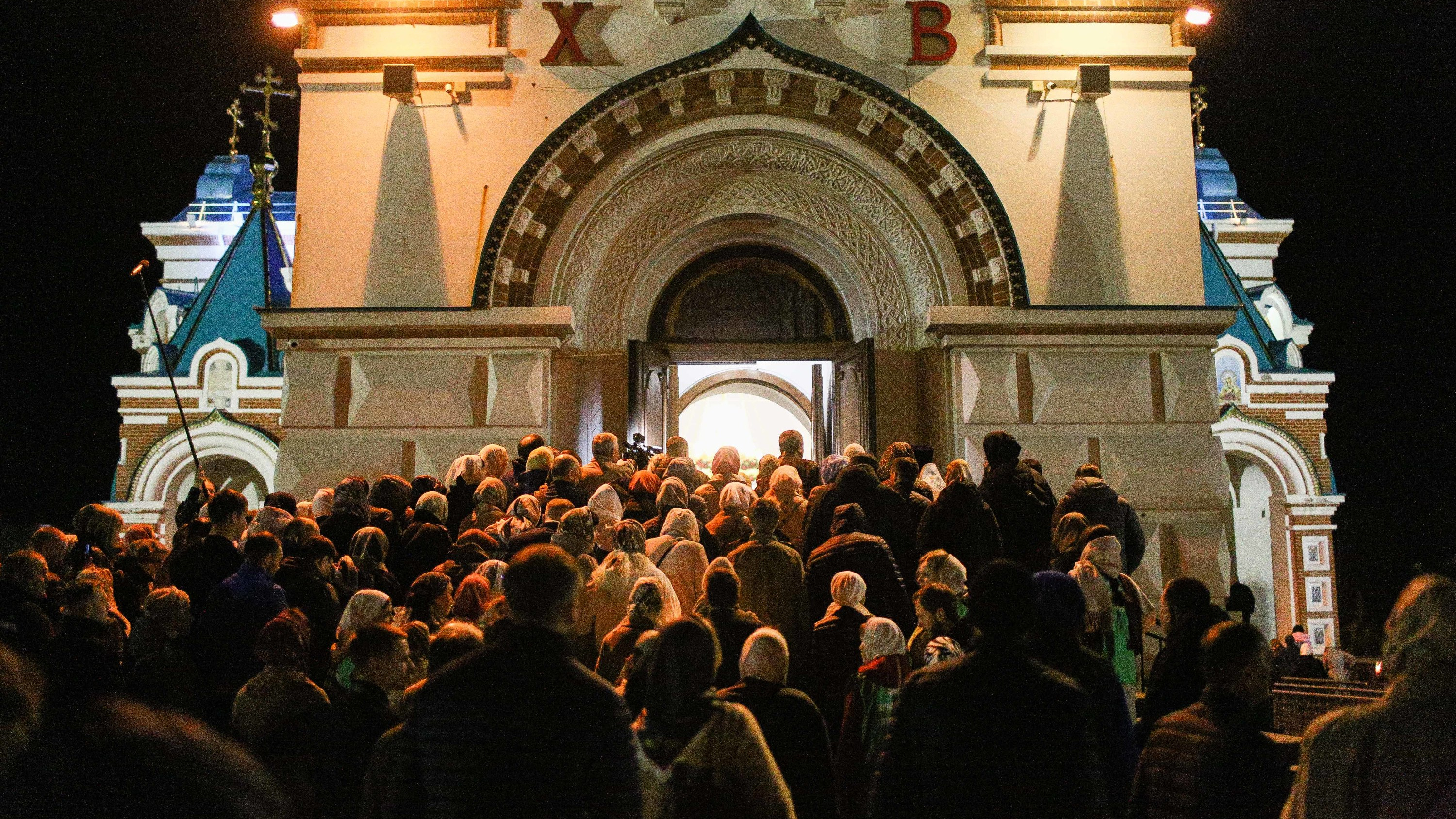 «Христос воскресе!»: светлый фоторепортаж с ночной службы в Успенском соборе