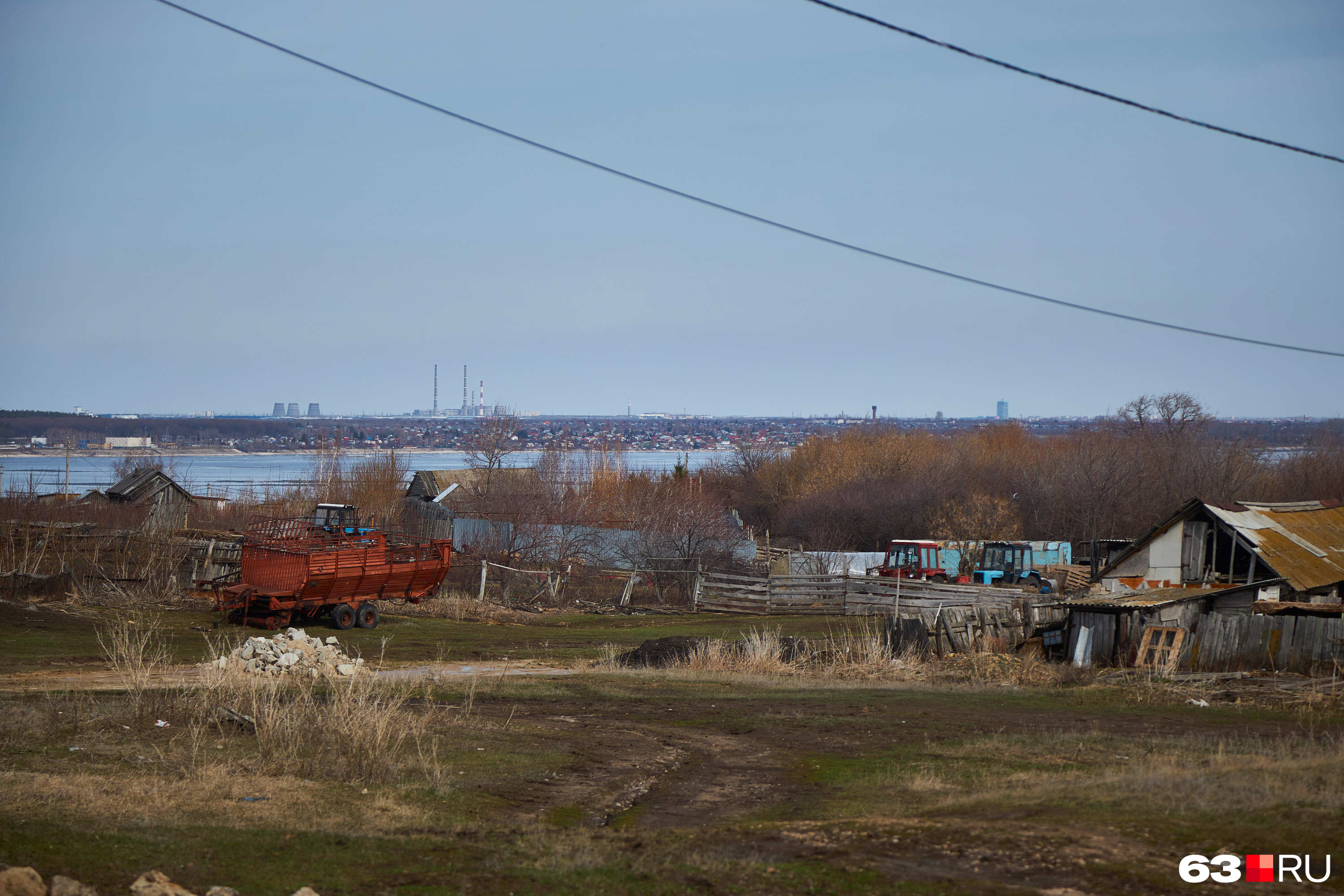 На левом берегу видны заводские трубы Тольятти — а попробуй доберись
