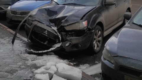 «Повезло, что не на голову»: в центре Красноярска ледяная глыба упала с крыши и раздавила иномарку