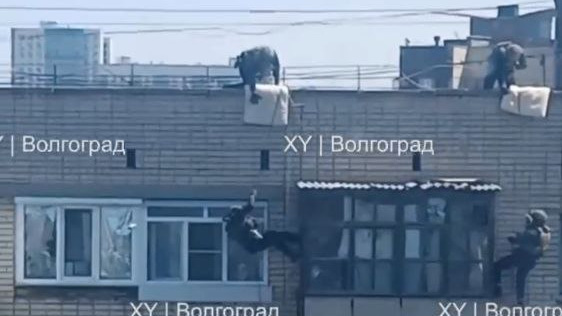«Врывались через балкон»: появилось видео с места ЧП в Волгограде, где мужчина пытался зарезать своих детей