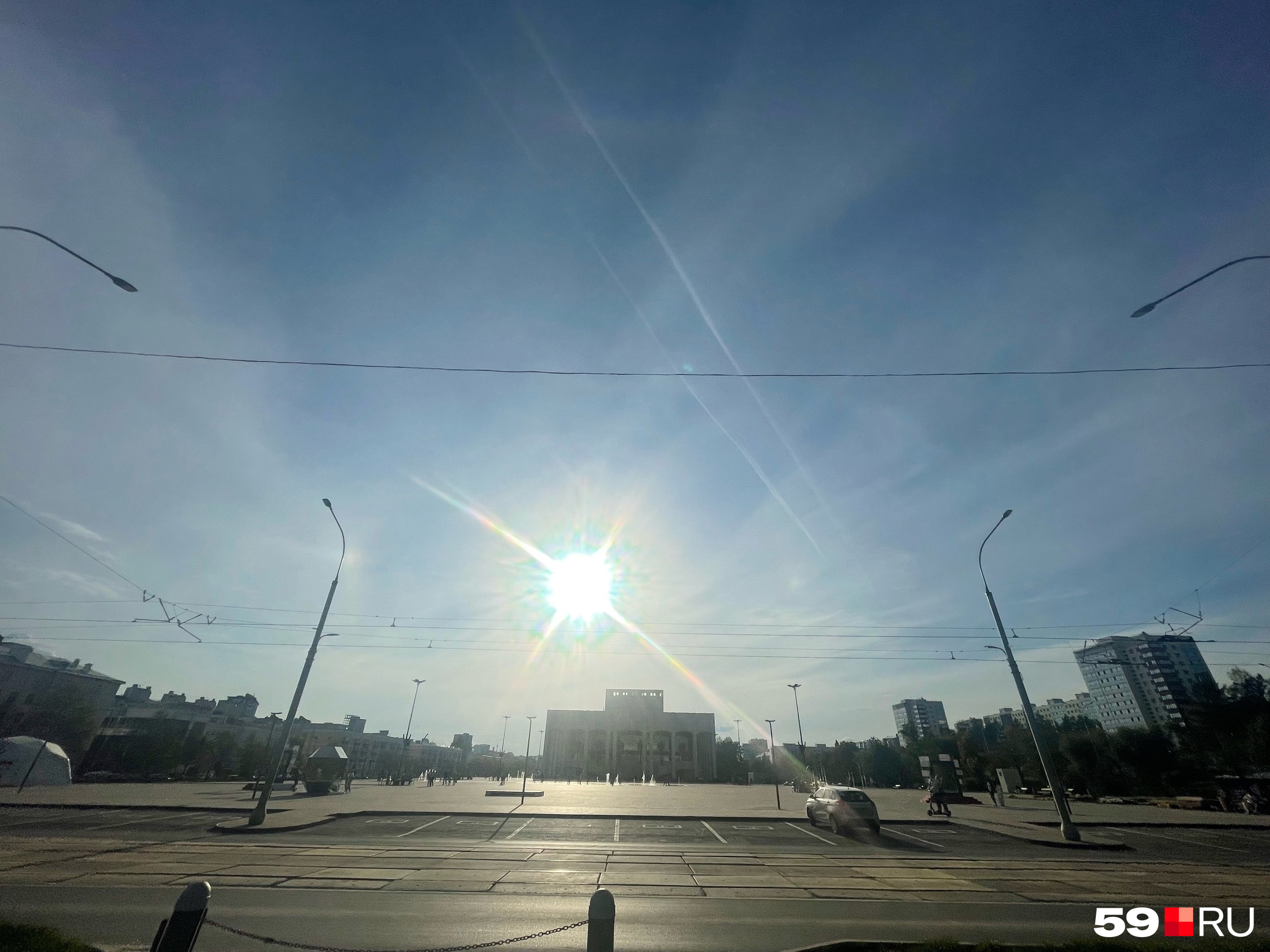 Она появилась на ясном небе. Ни туч, ни дождя не было Она появилась на ясном небе. Ни туч, ни дождя не было