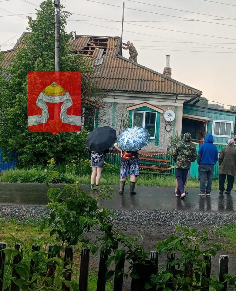 Молния ударила в крышу дома Молния ударила в крышу дома