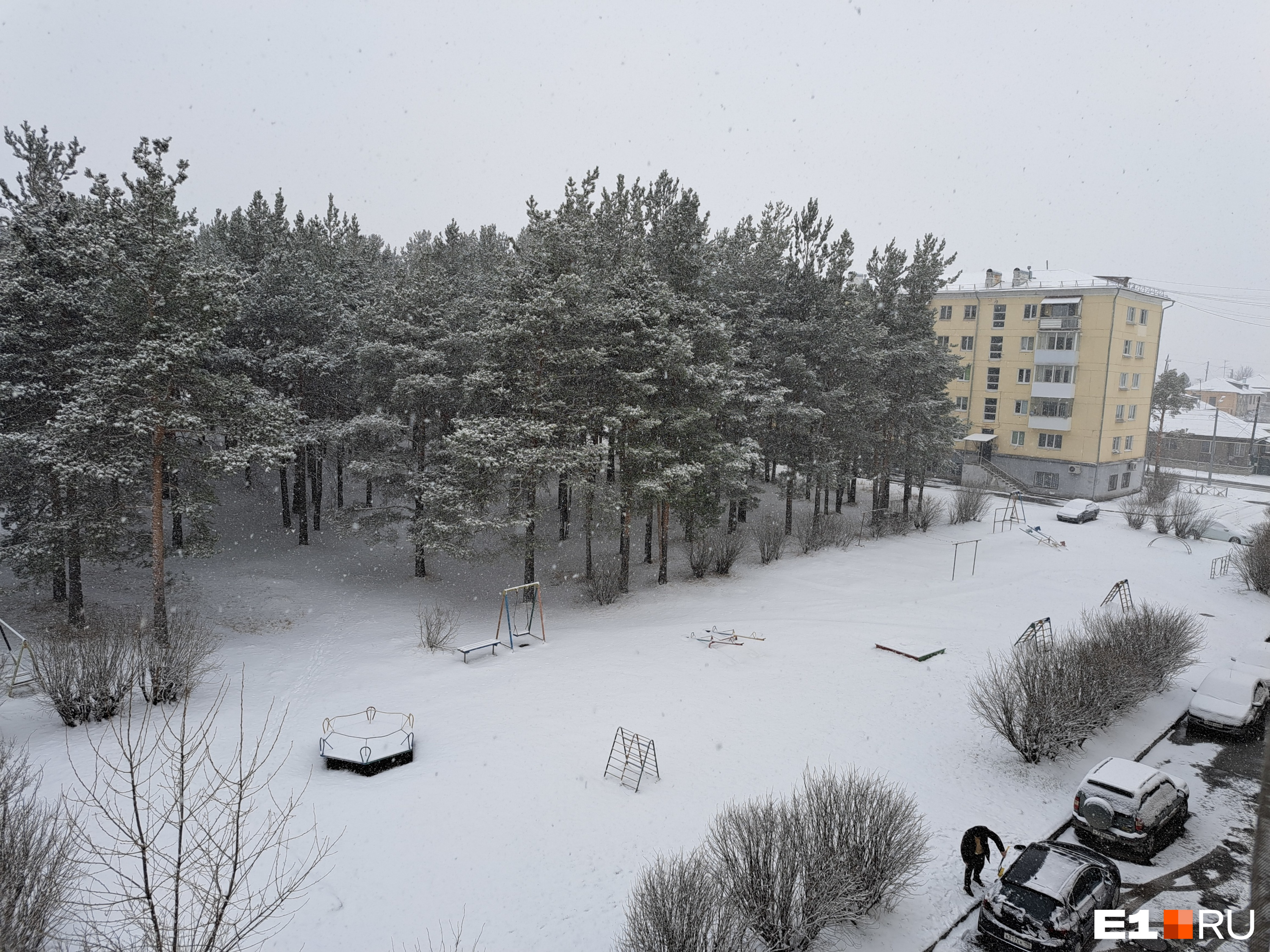 На урале выпал снег. Снегопад Свердловская область. Снег. Снегопад в городе. Снег фото.