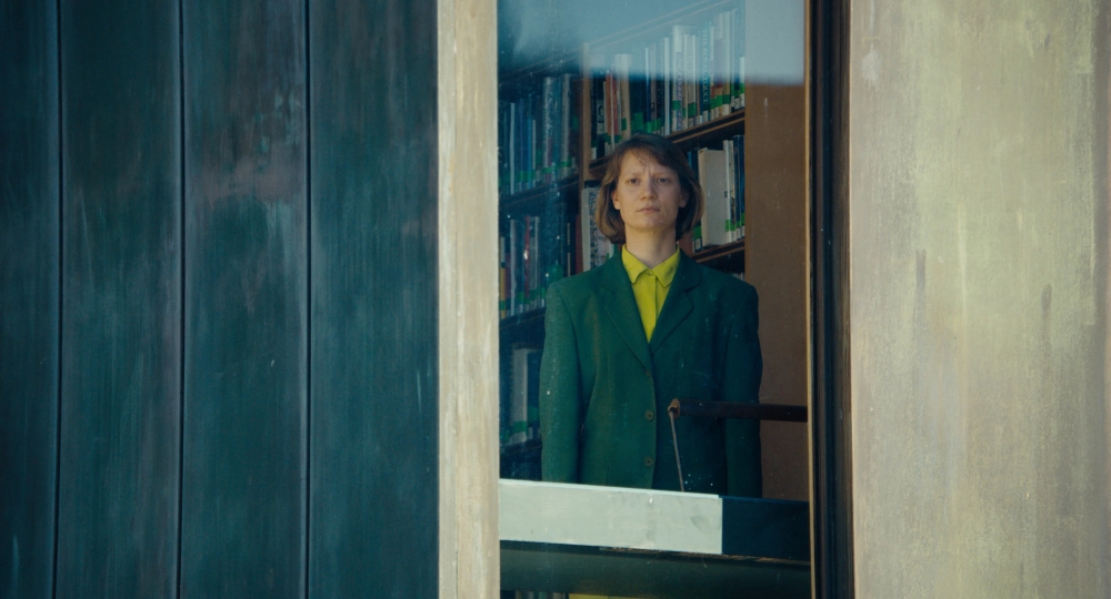 На экранах — Миа Васиковска в роли загадочной учительницы в комедии «Клуб Зеро»