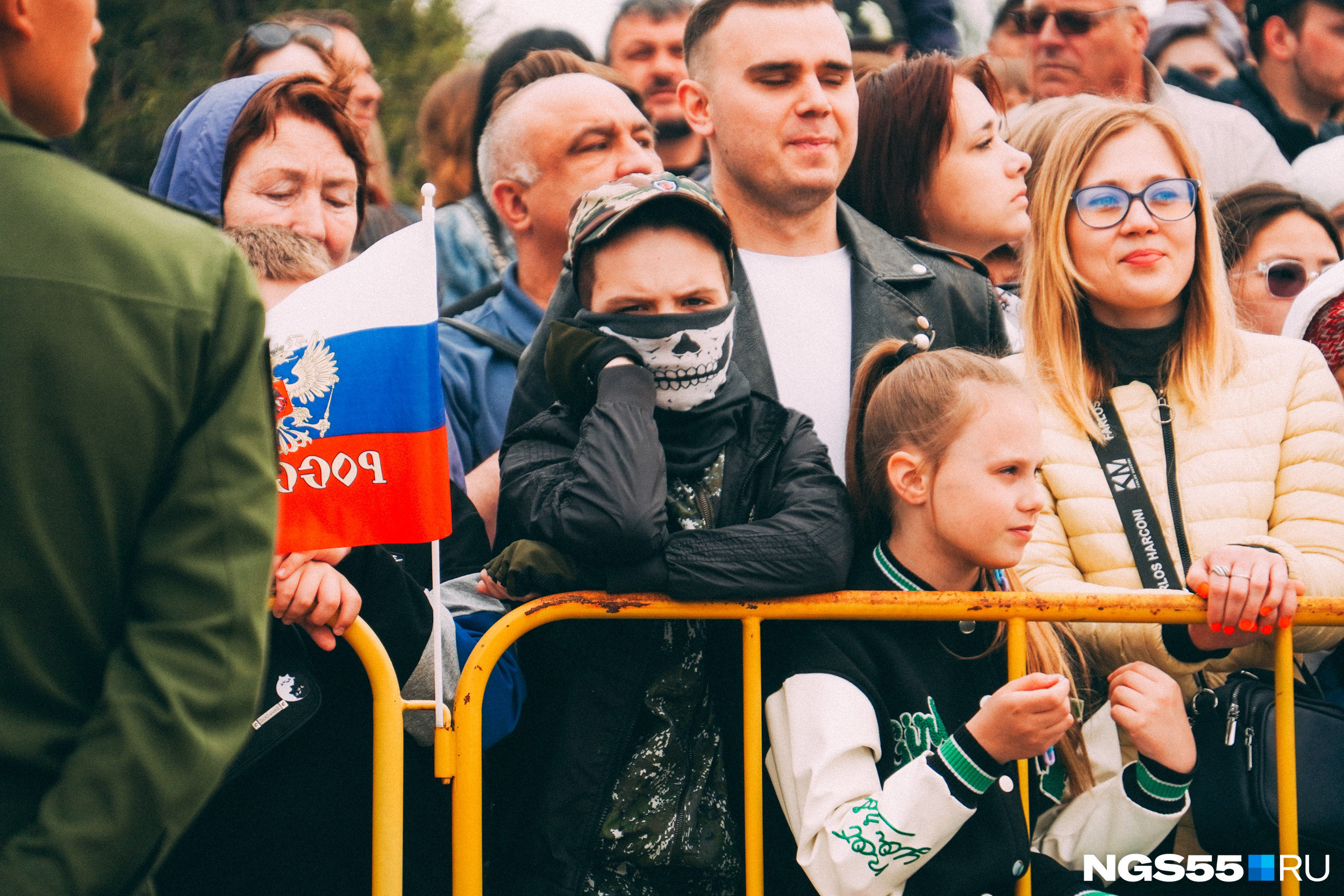 Зрители пришли заранее, чтобы занять лучшие места, и заскучали в ожидании парада Зрители пришли заранее, чтобы занять лучшие места, и заскучали в ожидании парада