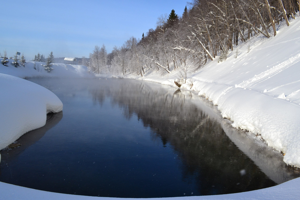 Воду в озере можно легко потрогать даже зимой