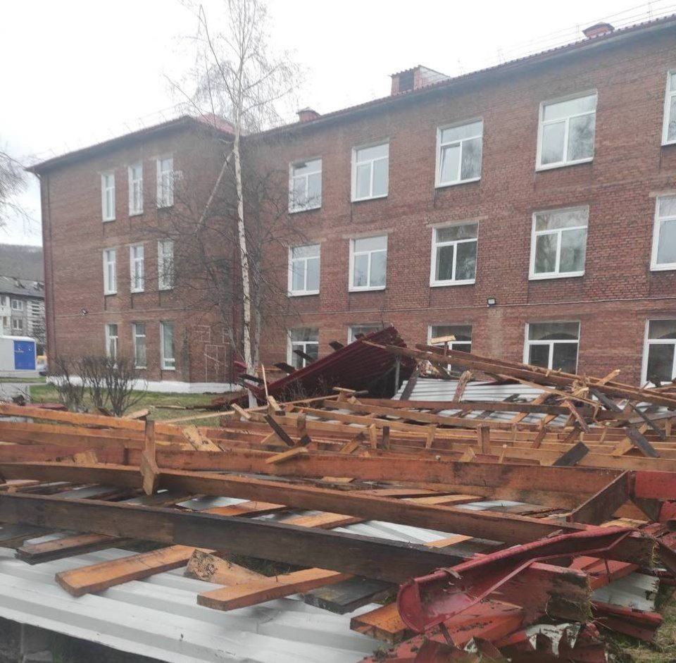 Крышу сорвало сильным ветром со школы <nobr class="_">№ 4</nobr> Крышу сорвало сильным ветром со школы <nobr class="_">№ 4</nobr>