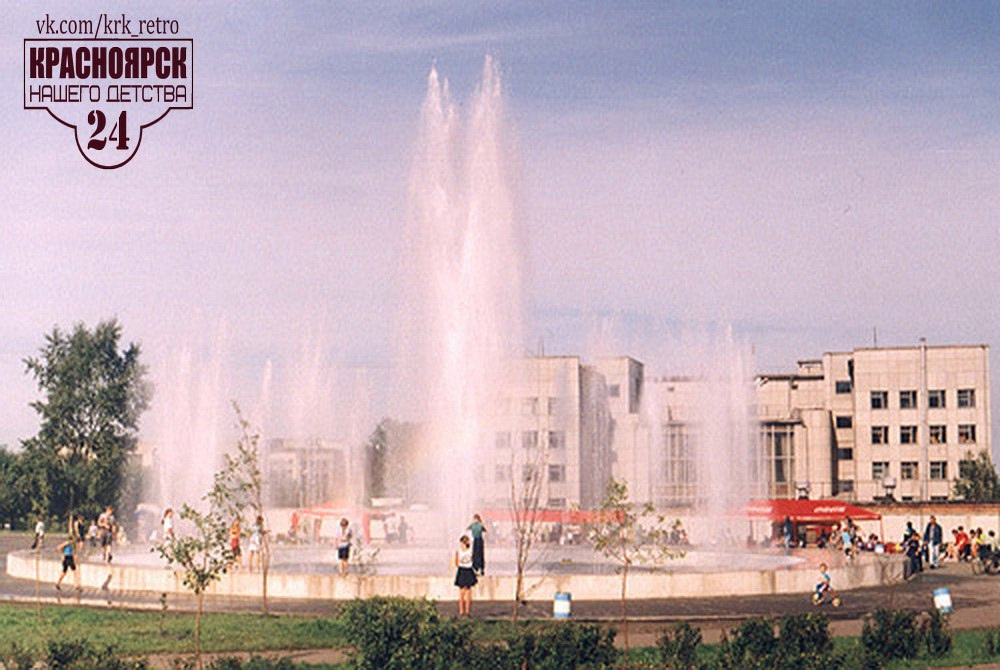 Этого фонтана у администрации Октябрьского района давно уже нет. Его заменили на клумбу