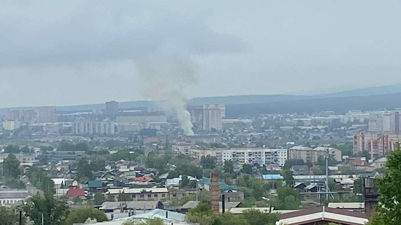 Дом горит в районе Октябрьского. Дым виден на другом конце города