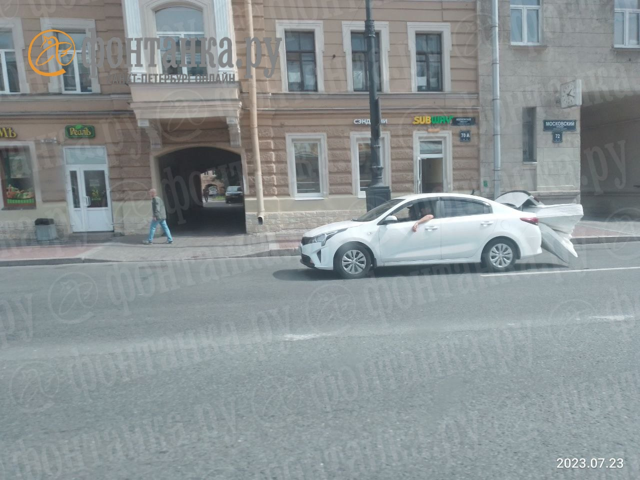 На Московском заметили автомобиль с «матрасом безопасности»
