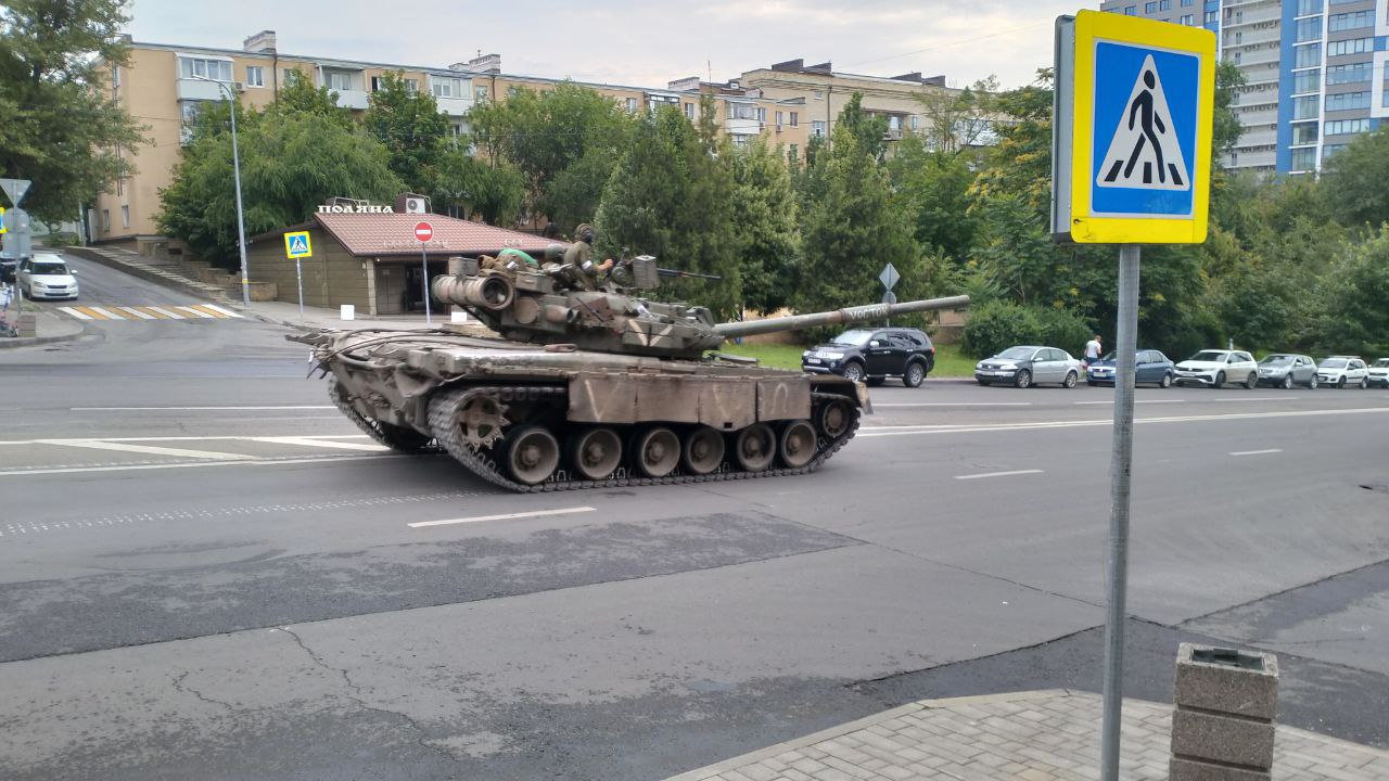 Жителей Ростова предупредили о военной технике на улицах: всё о попытке вооруженного мятежа в России (онлайн)