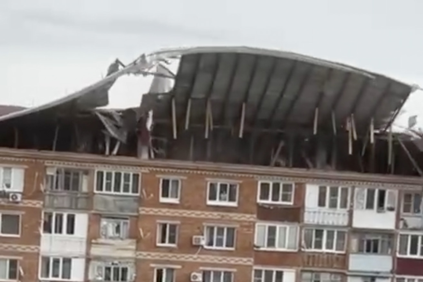 Кто должен ремонтировать крышу в многоквартирном доме украина