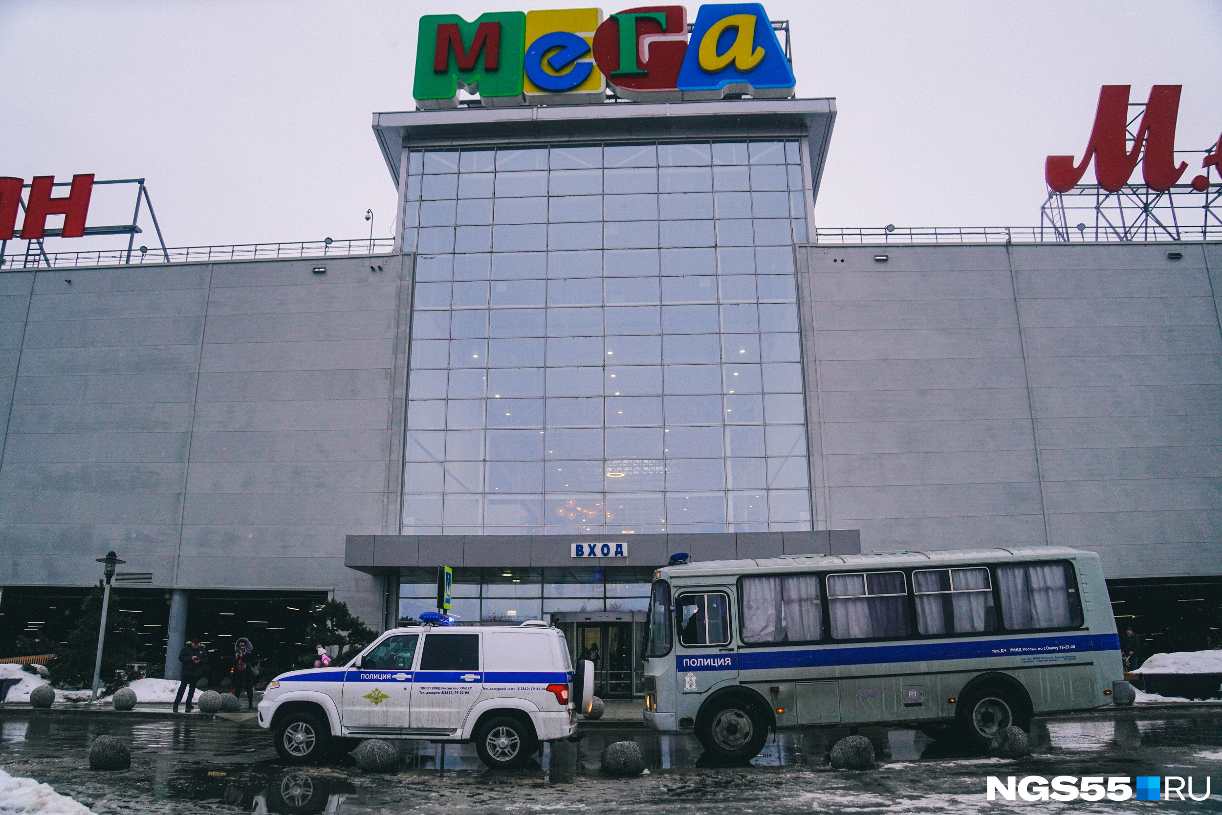 Полиция задерживает подростков в омской МЕГЕ. В автозаке больше десяти человек