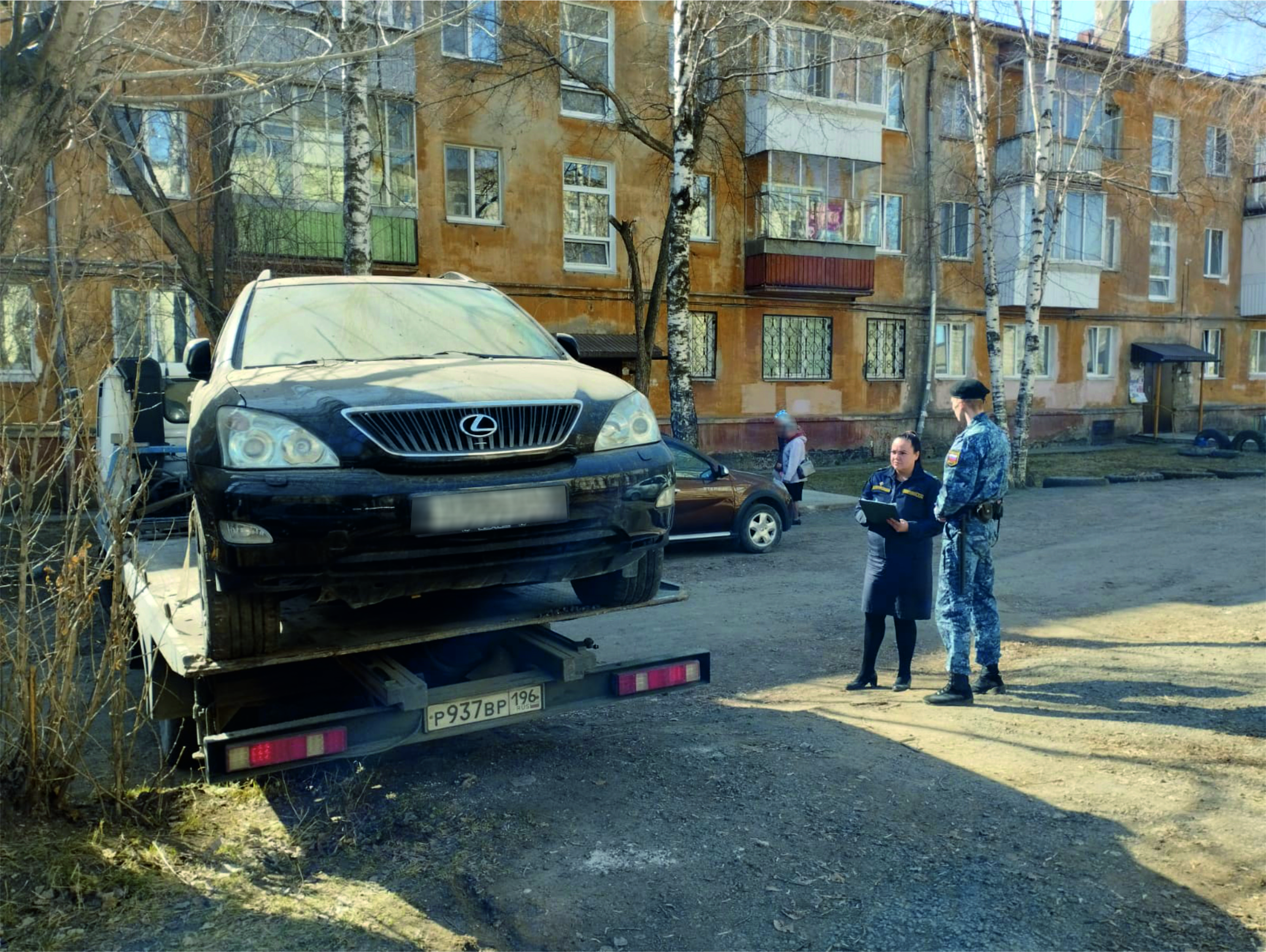 На Урале у должника отобрали элитный Lexus: владелец его очень плохо спрятал