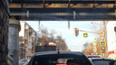 Машины и головы в опасности: под мостами в центре Екатеринбурга выросли сосульки размером со светофор