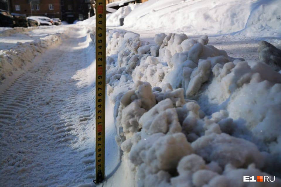 девушка плачет у окна. фотосессия у окна. женщина в окне 2021. тень девушки. повернувшись к окну я наконец.