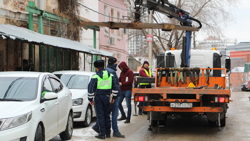 За день в центре Воронежа эвакуировали 17 машин с закрытыми номерами
