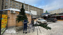 В центре Новосибирска устанавливают новогоднюю елку — где она находится