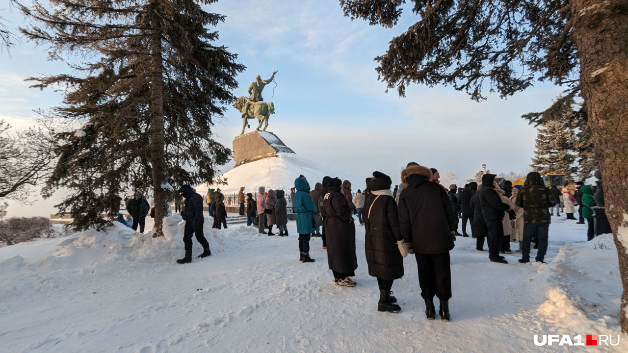 Люди постепенно собирались возле памятника