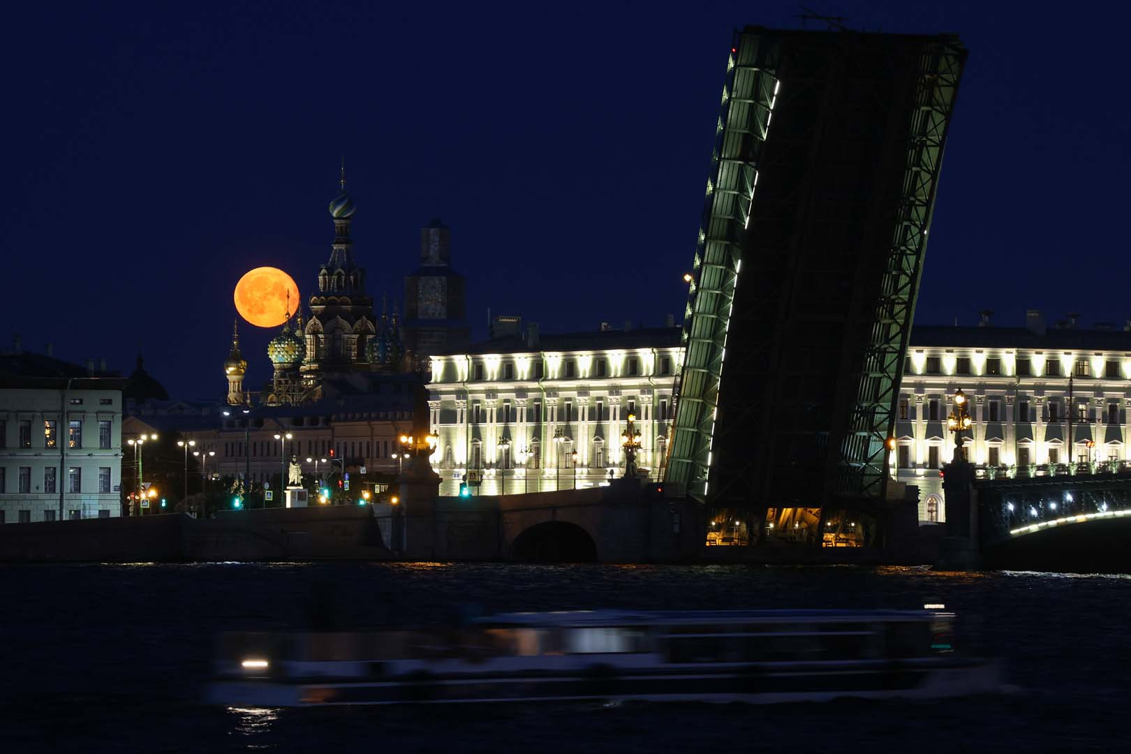 луна сегодня в санкт петербурге