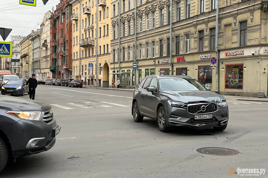 Hyundai влетел в пешеходов на Суворовском проспекте. Госпитализирован 20-летний петербуржец