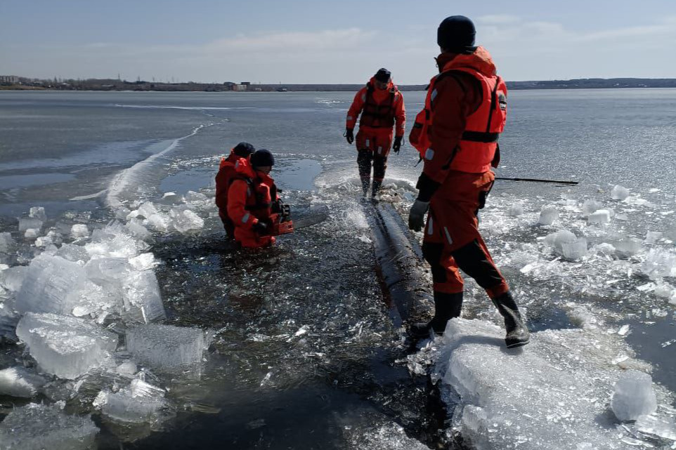 Работать пришлось в ледяной воде Работать пришлось в ледяной воде