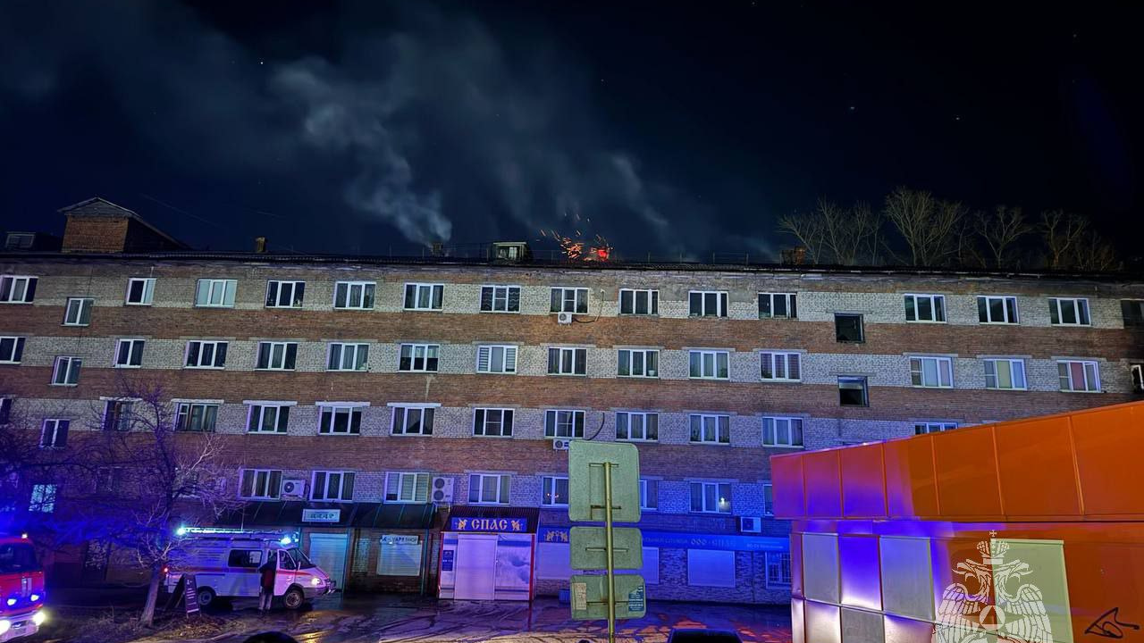 Женщина погибла на пожаре в пятиэтажке в Шелехове — от огня пострадали три этажа и крыша