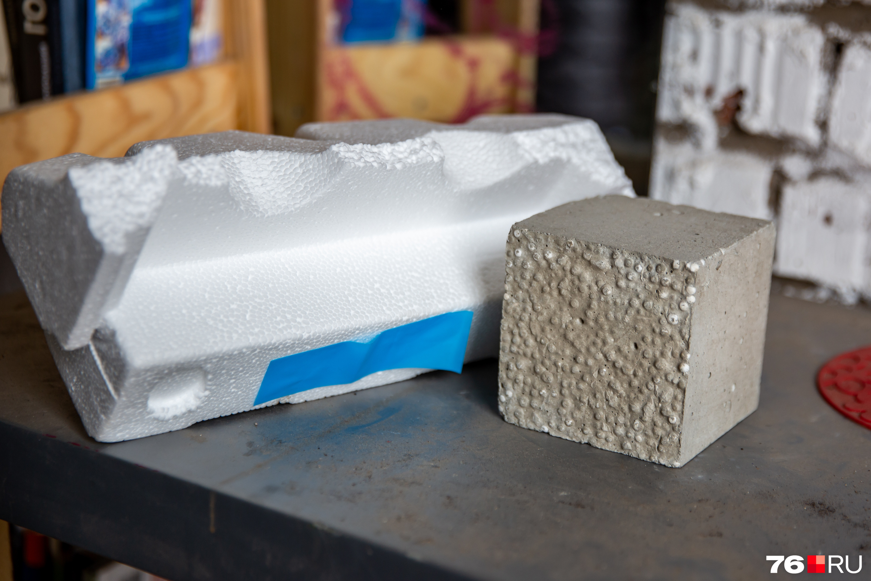 Пенопласт после переработки превращается в бетонный блок. На фото — стадии «до» и «после»