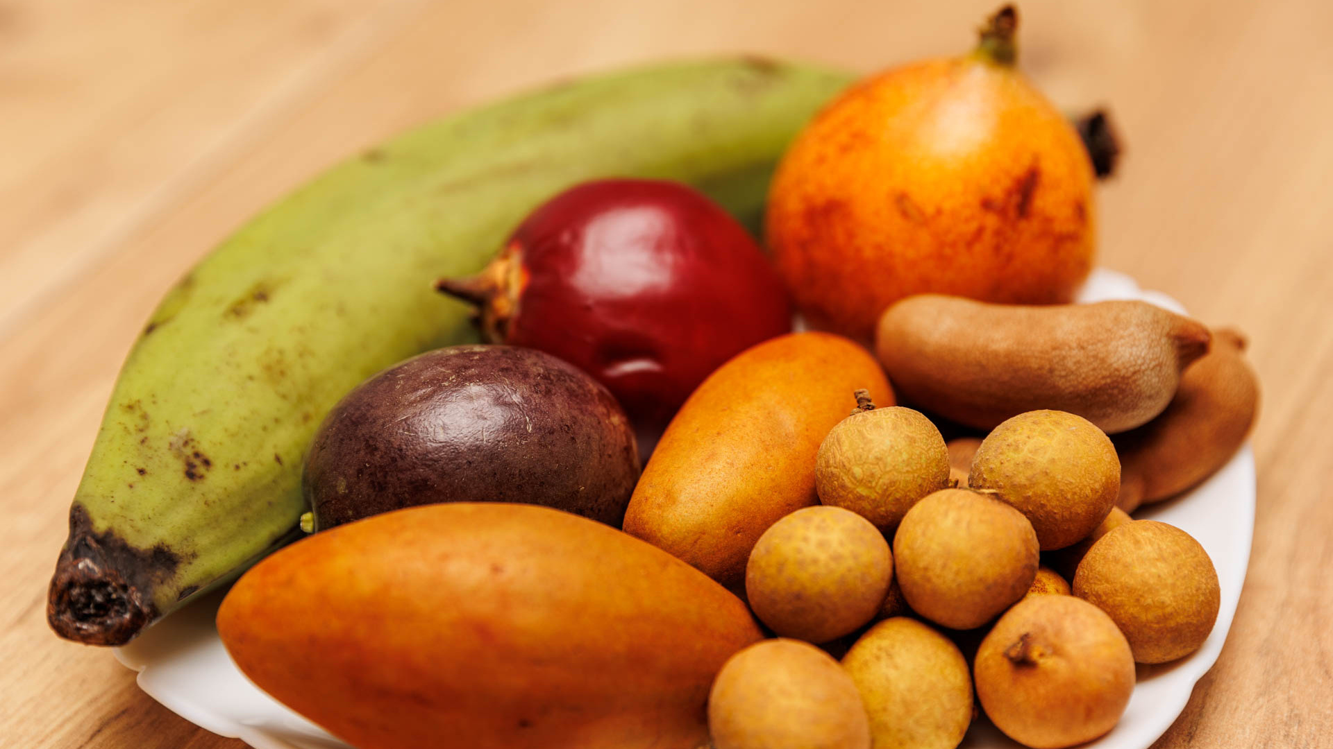 В Тюмени начали продавать экзотические фрукты. Пробуем гранадиллу, тамаринд и жареный плантан