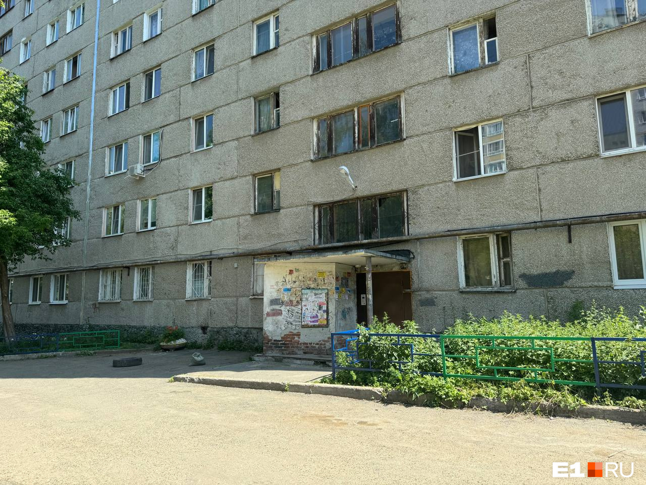 Школьница выпала ночью из окна на Сортировке. Что происходило в квартире?