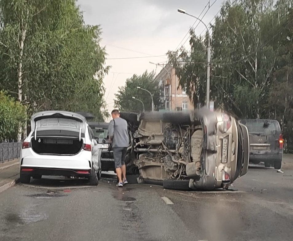 «От удара лег на бочину»: массовое ДТП произошло на Красном проспекте — видео последствий