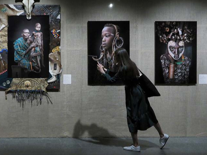 Портрет Манделы из вьетнамок, рабы из печенья, скульптуры из волос: в «Манеже» — африканский совриск