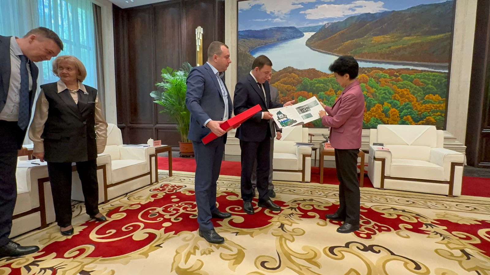 Губернатор Куйвашев улетел в Китай. Что он там делал?