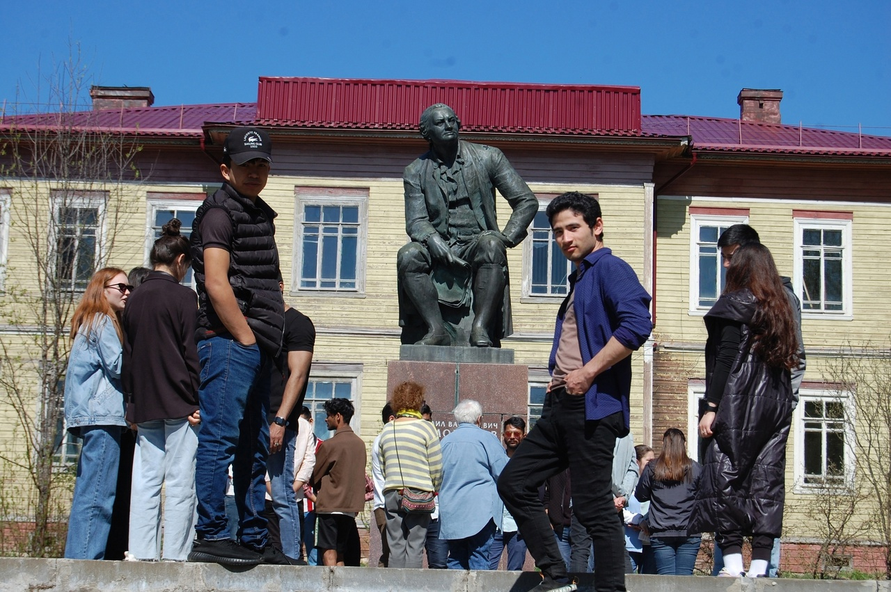 Студенты САФУ и СГМУ во время поездки на родину Ломоносова