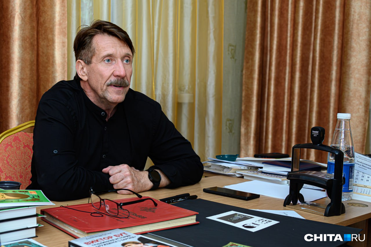 Виктор Бут в кабинете директора музея Дома офицеров Забайкальского края