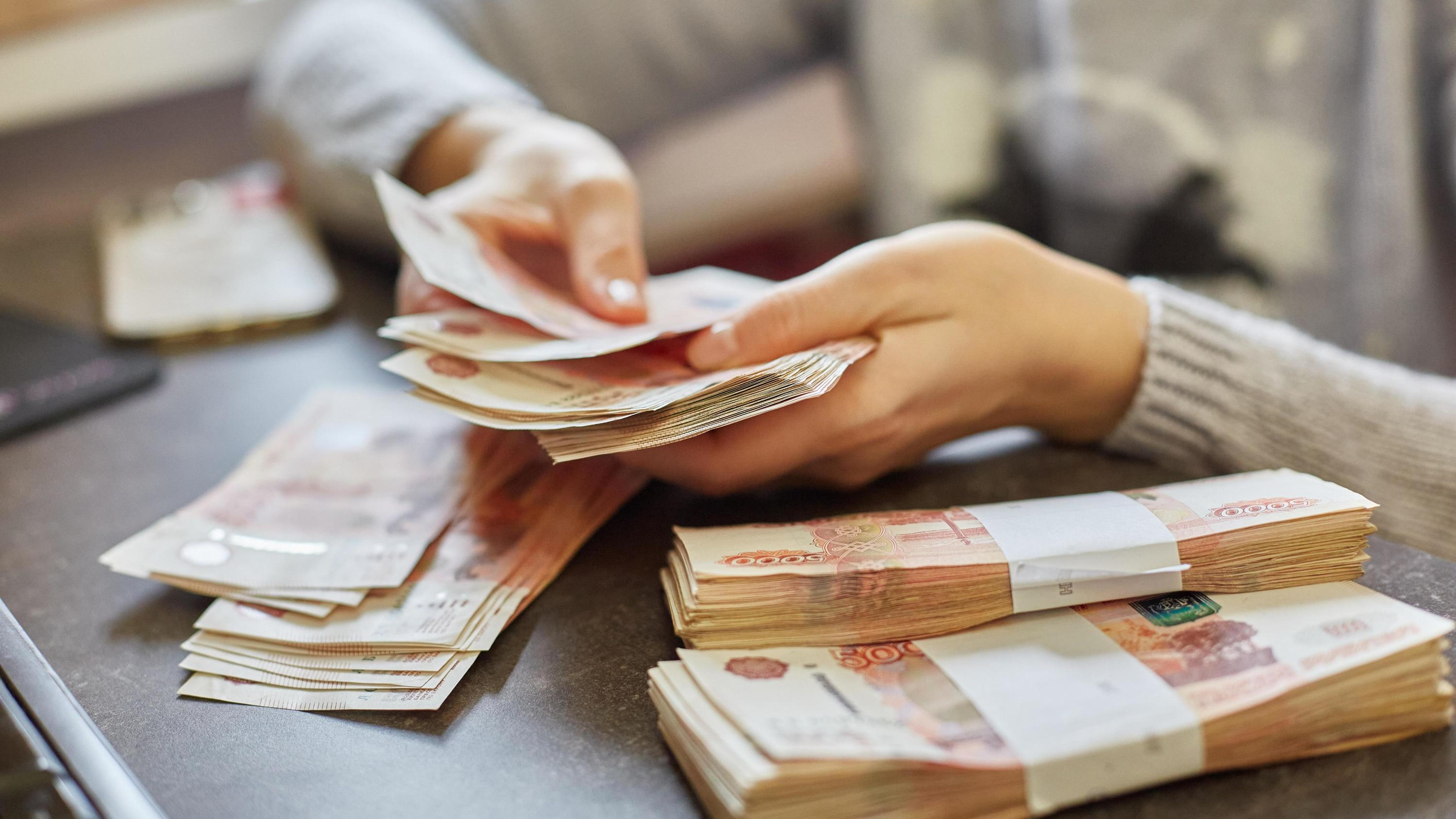 «Долг платежом красен»: энгельсский полицейский задолжал 21 миллион рублей