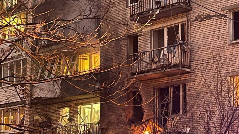 «Тут полдома разнесло, пацаны»: БПЛА врезался в жилой дом в Санкт-Петербурге