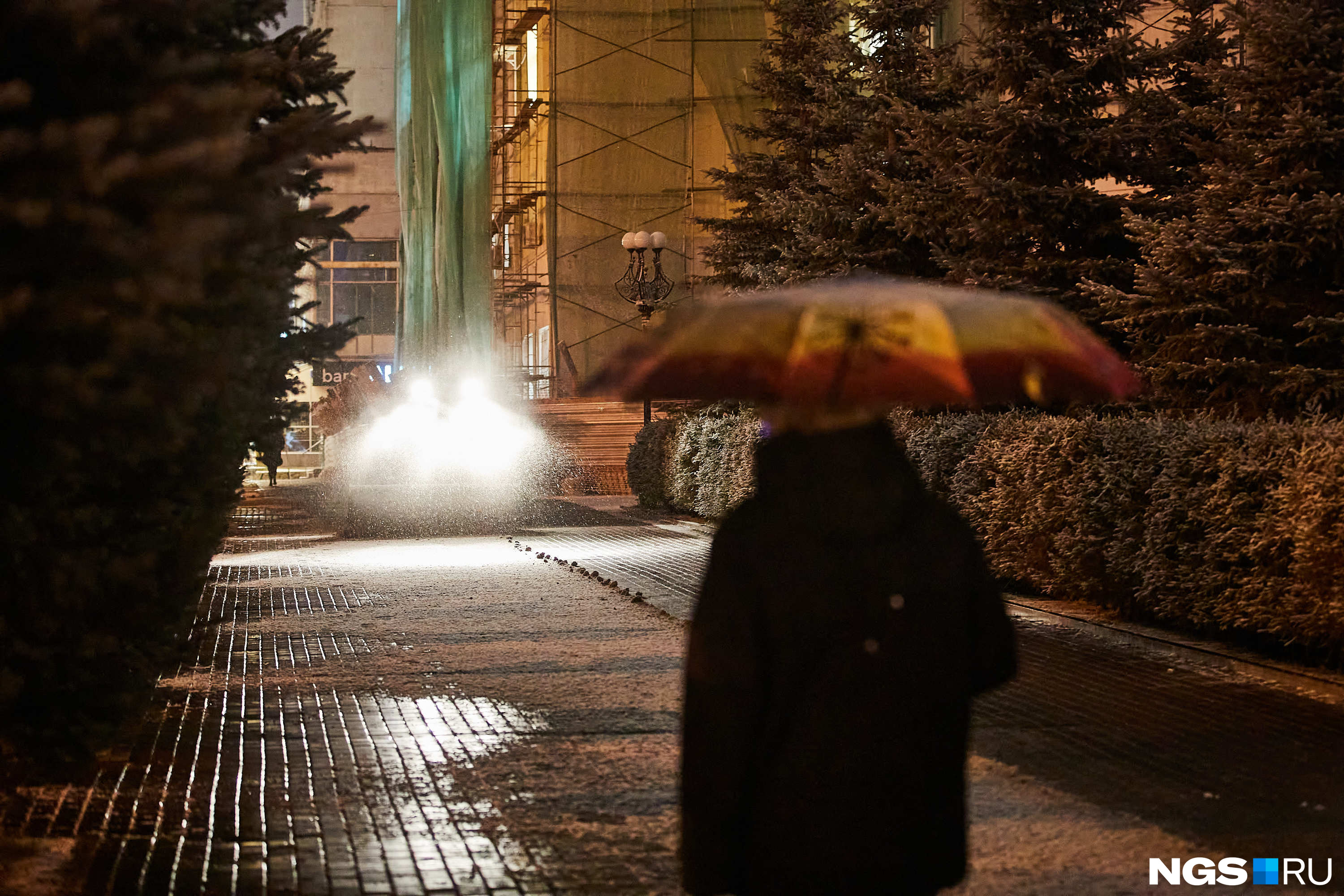 Кажется, многие новосибирцы так и не поняли, мокрый снег на улице идет или дождь. Но зонт прекрасно защитит и от того, и от другого