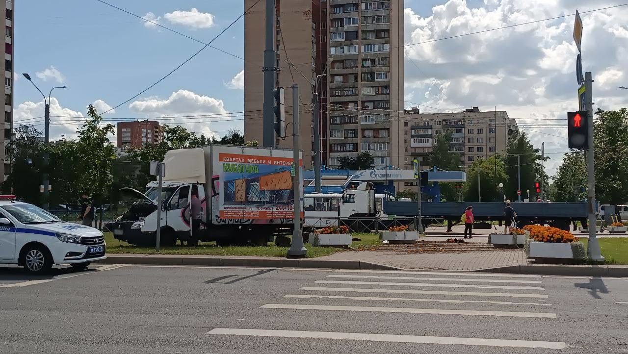 Перекресток культур. Пересечение.культуры и Луначарского фото. ЧП на Суздальском проспекте. СПБ Суздальский 21.