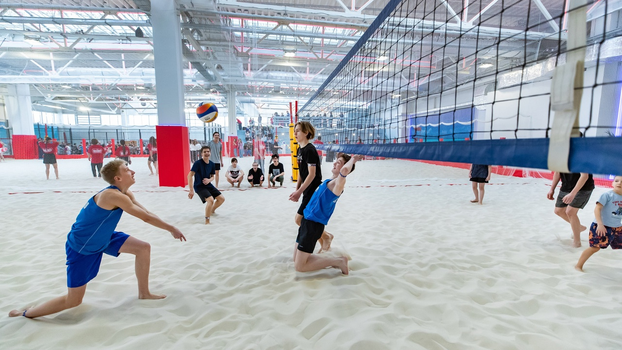 Завезли 600 тонн кварцевого песка и устроили корты: в Сургуте открыли центр пляжных видов спорта