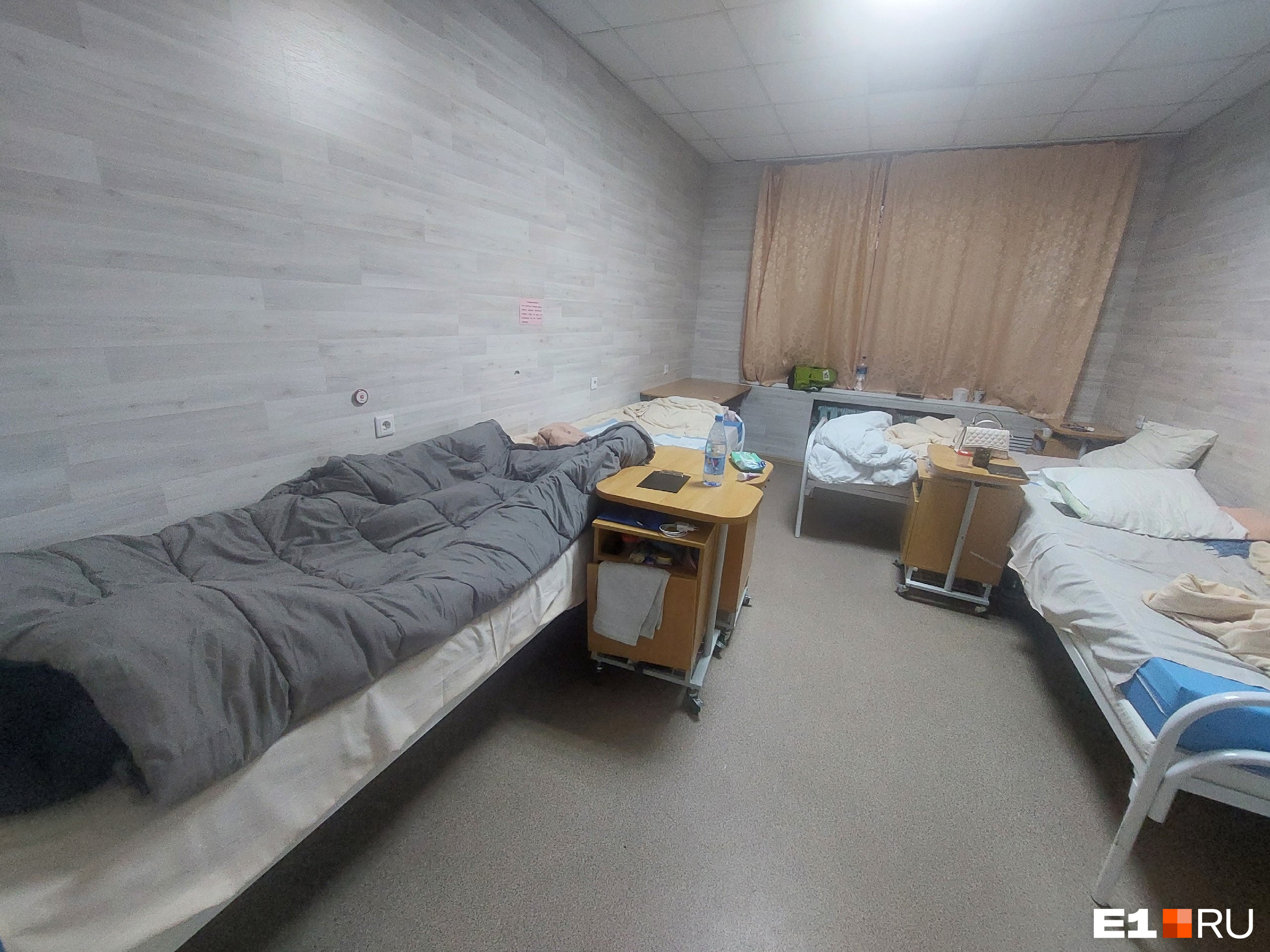 «Под спальным мешком лежу»: в Екатеринбурге беременные пациентки замерзают в палатах крупной больницы