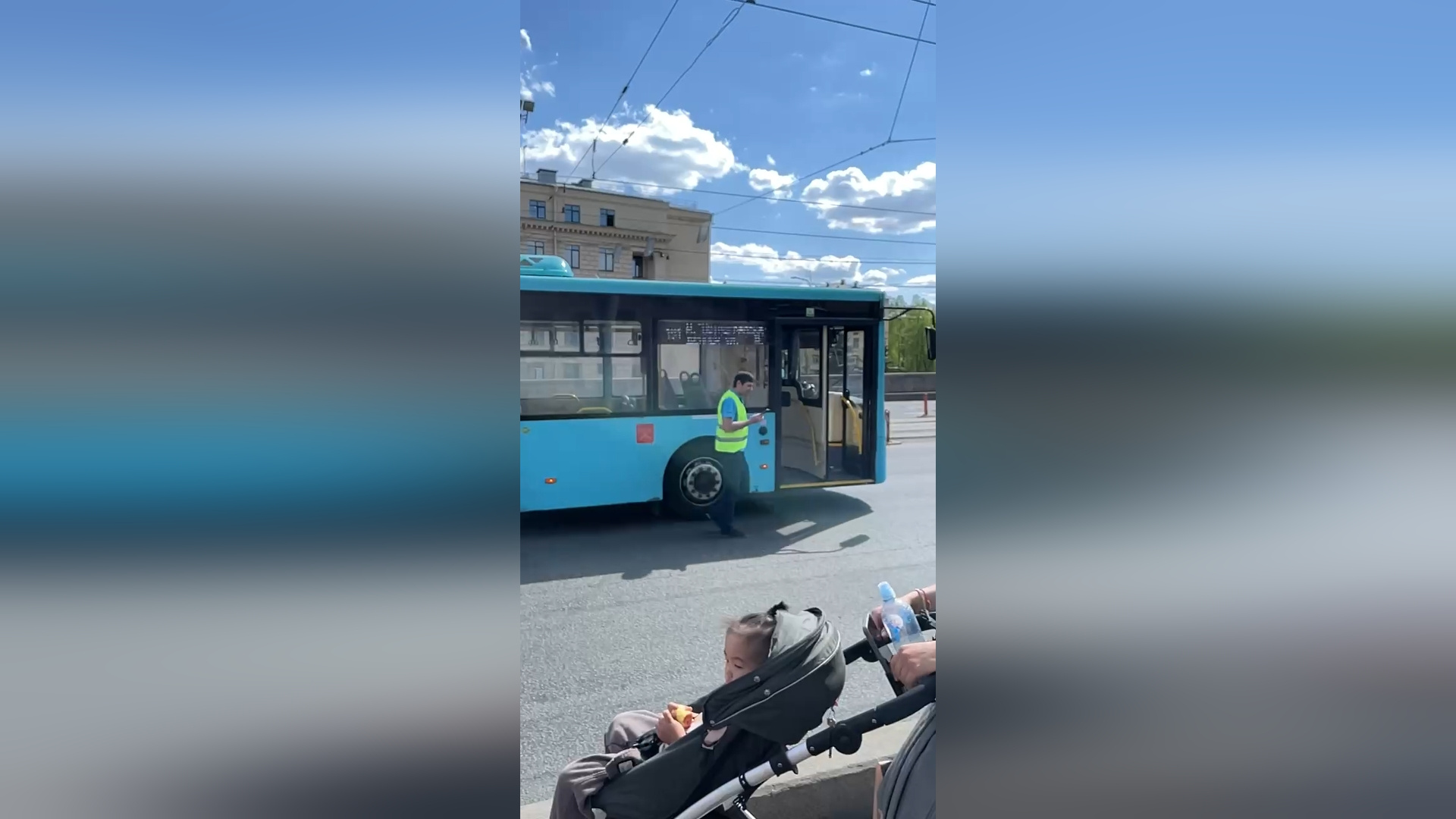 «191-й автобус ударился в 191-й автобус». На мосту Александра Невского лазурное ДТП