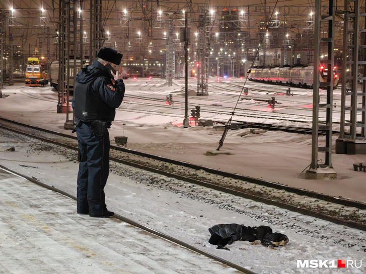 В Подмосковье электричка сбила девушку на путях, она была госпитализирована