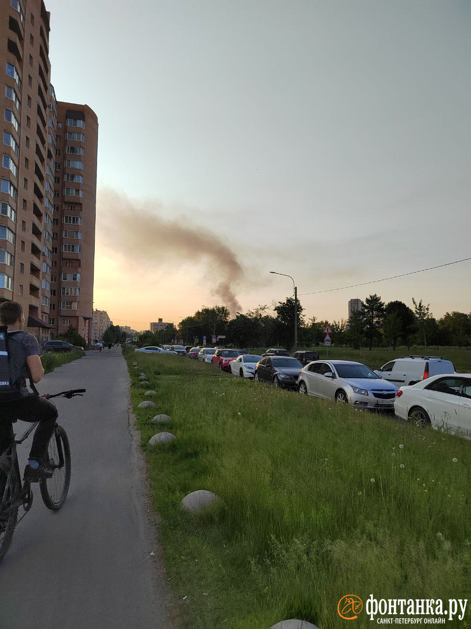 Петербуржцев встревожил высокий столб дыма в районе метро «Проспект Славы»  - 15 июня 2023 - ФОНТАНКА.ру