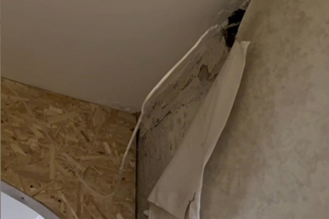 Читинка с сыном-инвалидом замерзает в квартире из-за дефекта в стене дома