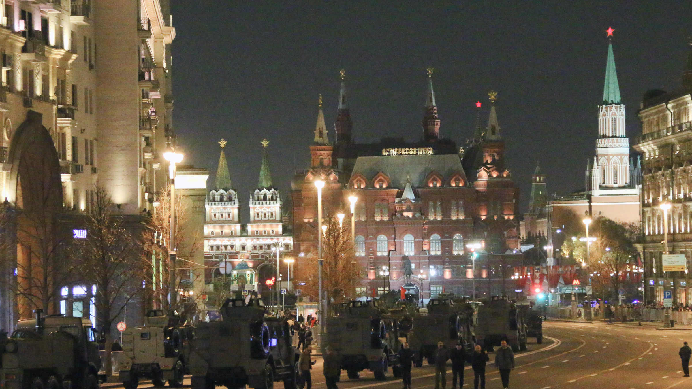 В центре Москвы дымятся танки: началась репетиция парада Победы с военной техникой
