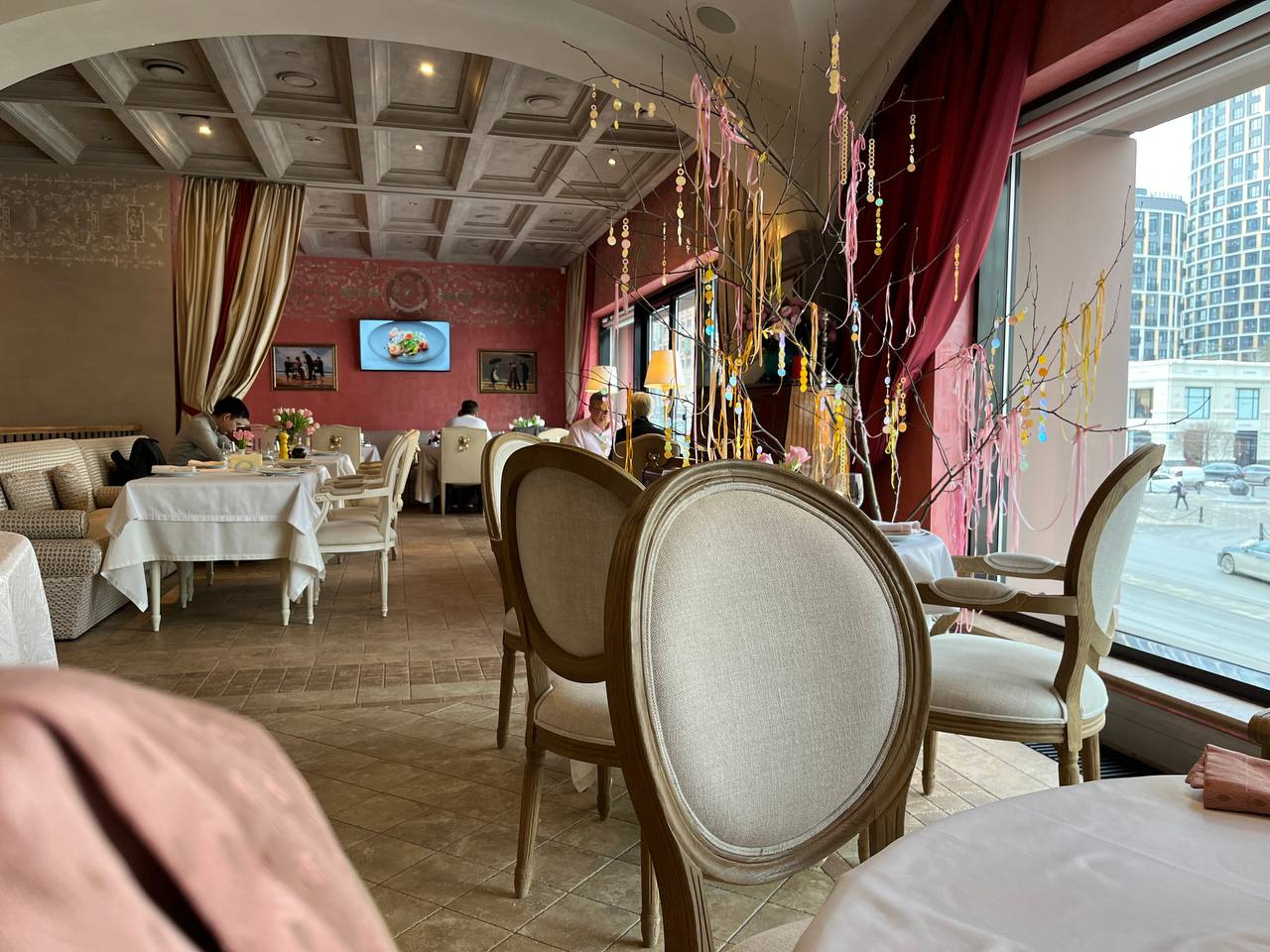 Элитный ресторан в центре Екатеринбурга нашел мстителей, заливших зал кровавой краской
