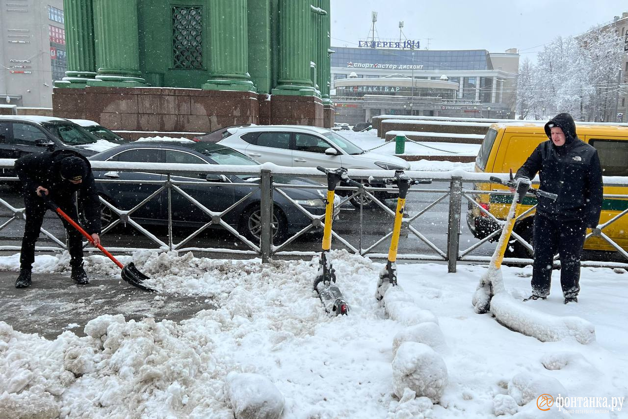 Самокаты встали, доставки опоздали. Снегопад изменил режим работы городских сервисов в Петербурге