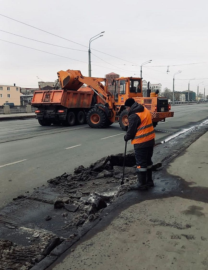 Потепление заставило петербургских дорожников переключиться на прочистку патрубков