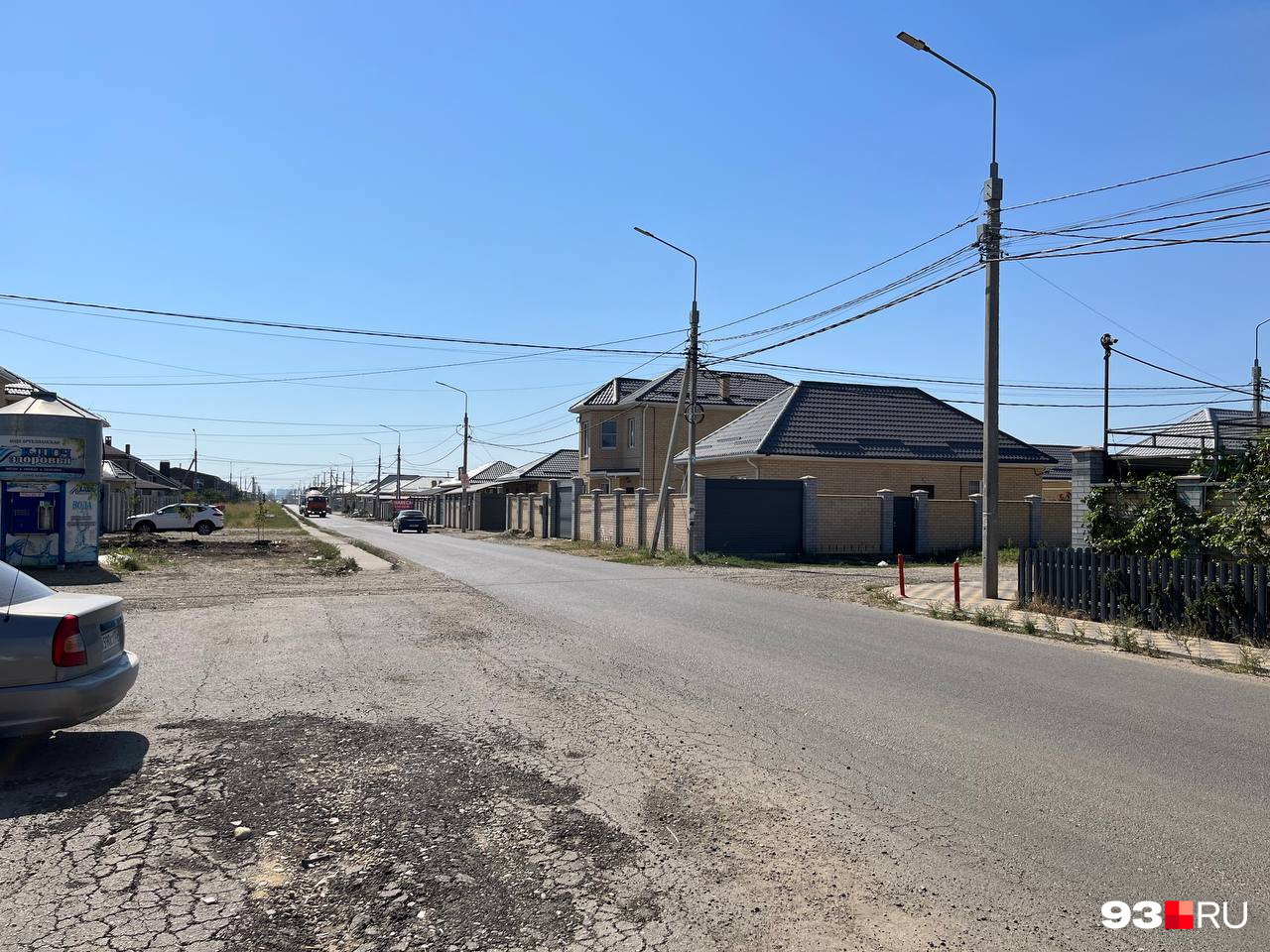 Слева можно увидеть тропинку — это единственный тротуар в поселке Слева можно увидеть тропинку — это единственный тротуар в поселке